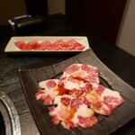 Saga Gyu Yakiniku Uwa Batei - テールカルビ・モモ霜(ロース)本日のオススメメニューより