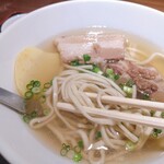 琉球そば 知花 - 麺はこんな感じの「低加水中太平ストレート麺」です。沖縄そばの麺は小麦粉にかん水を練り込んでいるので中国由来であることが感じられます。