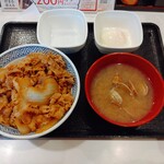 吉野家 - 料理写真:朝牛セット・アタマの大盛り（半熟玉子）・あさり汁　前回気が付かなかったけど空の容器は何用なんだろう？