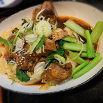 チャ～ボン 多福楼 - 牛肉角煮刀削麺(汁なし)