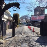 煮干し中華そば 一剣 - ここが参道、桜も随分切られたものです