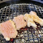 炭火焼肉 なかむら  - ホルモンにもちゃんと隠し包丁が…
