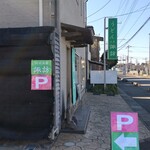 Udonkoubousuwa - 店前1台、店裏4台の駐車スペース