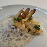 メイ - フランス産ホワイトアスパラガスのムニエルミモザ仕立て、ズワイガニ、シラス、筍のフリット。