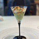 メイ - ❷グリーンピースのムース、牡丹海老、甘海老、コンソメジュレ。