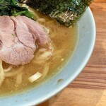 ラーメン 洞くつ家 - 鶏油と豚骨の香りがいいスープ。