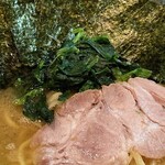 ラーメン 洞くつ家 - ほうれん草。