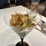 メイ - グリーンピースのムース、牡丹海老、甘海老、コンソメジュレ。