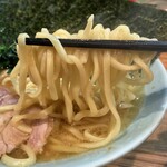 ラーメン 洞くつ家 - 酒井製麺の中太麺。