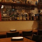 ステッラ - テーブル席3つとカウンターのみ。