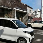 中国料理ドラゴン - お店の前の駐車場4台