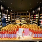 サドヤ ワインブティック - ショップ内のボトル販売コーナー