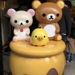 嵐山 りらっくま茶房 - 階段前でお出迎え。