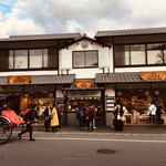 嵐山 りらっくま茶房 - 全体図。上手い具合に人力車。ザ⭐︎京都やねぇ〜♪ 