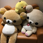 嵐山 りらっくま茶房 - 半分は座れない。後日、このデッカい リラックマくんは我が家にも居候する。