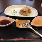 嵐山 りらっくま茶房 - 中身。のわらび餅。キトリさんはお抹茶の粉。