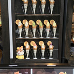 嵐山 りらっくま茶房 - 一階のイートイン。美味しそうなソフトクリーム。