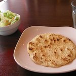 シモンズ - パパドとサラダ