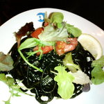 エース カフェ - レモンをきかせたイカスミパスタ