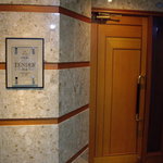 銀座 テンダー - テンダーの正面扉　OptioA30で撮影