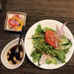 Yakiniku Suteki Tetsu - ピクルス、サラダ、ガーリックソース