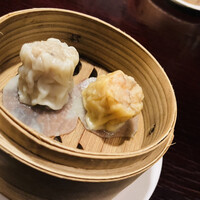 過門香 銀座本店 - 豚焼売(左)と海鮮焼売(右)