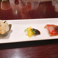 過門香 銀座本店 - 前菜ークラゲ、リンゴプルーン、かつお