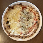CHEESE & PIZZA WORKS AWAJISHIMA - クワトロフォルマッジ＆チチニエリ（淡路島産シラス使用）