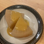 もつ焼きと牛だしおでん 酒場と金 - 大根おでん