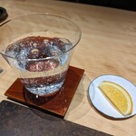 伊勢 福多亭 - スパーリングウォーター、地元のマイヤーレモンを添えて