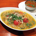 タンドールバル カマルプール - シーフードと夏野菜の冷やしスープカレー(1200円)と冷やしラッサム(380円)