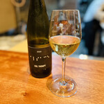 炭と伊 to-re - ワインはおまかせペアリング。１杯目は白ワイン