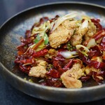 スーツァン・レストラン陳 - 鶏肉サクサク唐辛子和え
