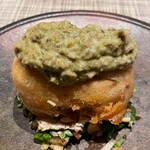 グルマンディーズ - メカジキのベニエとハーブのサラダ