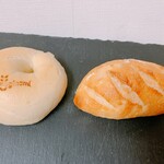 麦波ベーカリー - プレーンベーグルと栗のパン