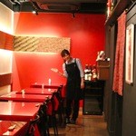 Kuro Sawa - シックな赤色テーブル