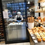 C'EST UNE BONNE IDEE - 内観 奥にガラス張りの工房