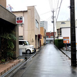 むつぎく - 最寄り駅となる「JR 浜松駅」からは徒歩５分ほど。お店に専用駐車場は無いが、この辺りにはコインパーキングが沢山あるので、車でも安心して訪問できる。