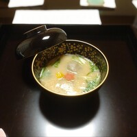 よし町 - お椀　千葉県大多喜産猪真丈　白味噌仕立て　水菜　梅人参蕪　柚子