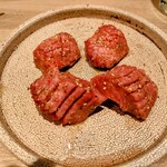 炭火焼肉 肉の匠 ひうち - タン(手前は和牛タン)