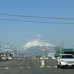 たかはし中華そば店 - これから息子②のホームになる弘前。102号線から岩木山がよく見える。