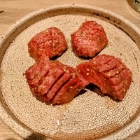 炭火焼肉 肉の匠 ひうち - タン(手前は和牛タン)