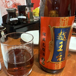 24時間 餃子酒場 - 5年物の紹興酒2000円をボトルでいただき、常温で飲みました。