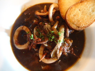 Bremen - ヤリイカの黒いスープ。ヤリイカをイカスミで柔らかく煮たスープ。