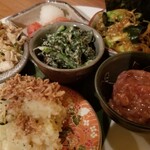 小鉢と日本酒 たとえば。 - おばんざい5種盛り合わせ。一つはサービスでついてきました♪正直これだけで延々と飲んでいられる笑