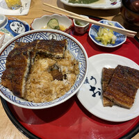 鰻う おか冨士 - 鰻乗りすぎて食べれないから取り皿になんか下から出てきた〜