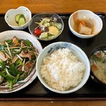 千石食堂 - 肉ニラ定食700円小鉢付