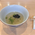 飯田商店 - 鰹出汁割り。鰹節をその場で削って出汁取ってました。ほんと何秒とかなのに鰹節の香りがブワッと漂ってビックリ‼️