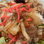 中華料理 喜楽 - 味付けが濃ゆいので丼の白飯がススミますね
            刺し味の紅生姜と青海苔もコレ正解ですねー