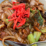 Chuukaryouri Kiraku - スタミナ丼は豚肉、玉ねぎ、青菜、人参、キクラゲの具材がガッツリと濃い醤油味付けで炒められて
                紅生姜.青海苔トッピングした喜楽の創作オリジナル丼